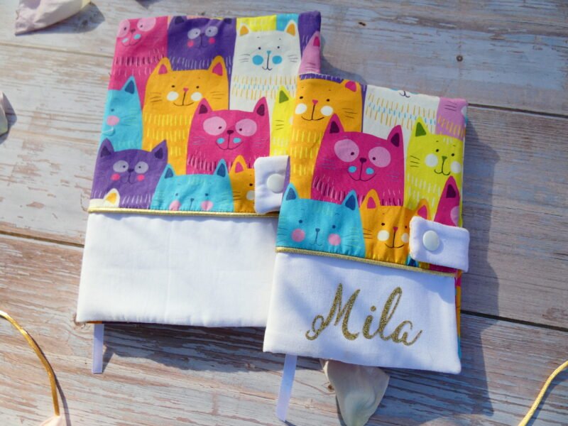 P1040789 Protège-carnet de santé pour chat : modèle chats multicolores