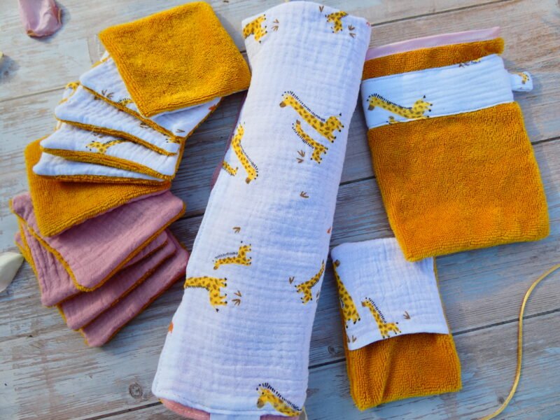 Lot couture bébé lange doublé, lingettes, gant de toilette et débarbouillette Girafe