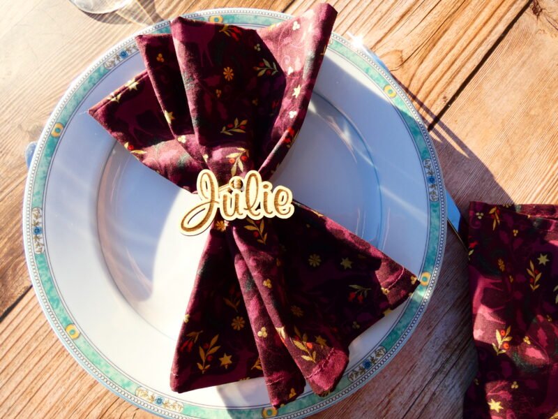 P1040933 Rond de serviette de table de Noël en bois, artisanal et personnalisé au nom de vos invités