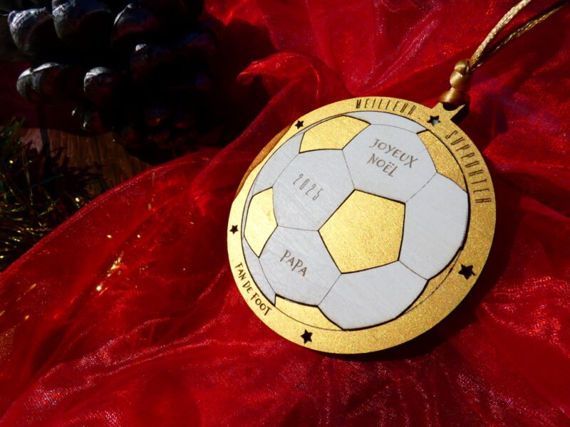 P1050314 Boule de noël en bois peint pour amoureux de foot et supporter, personnalisée, modèle 1