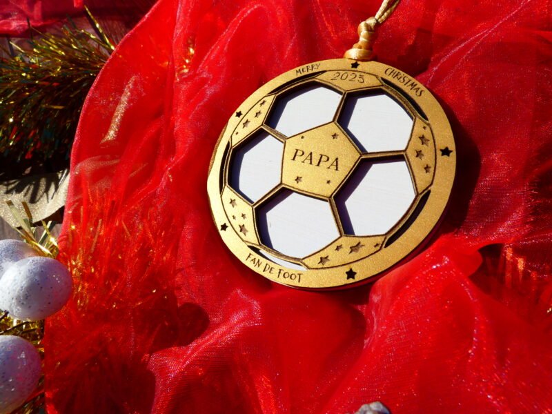 P1050343 Boule de noël en bois peint pour amoureux de foot et supporter, personnalisée, modèle 2